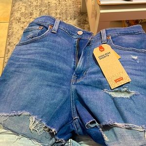 LEVI’S shorts